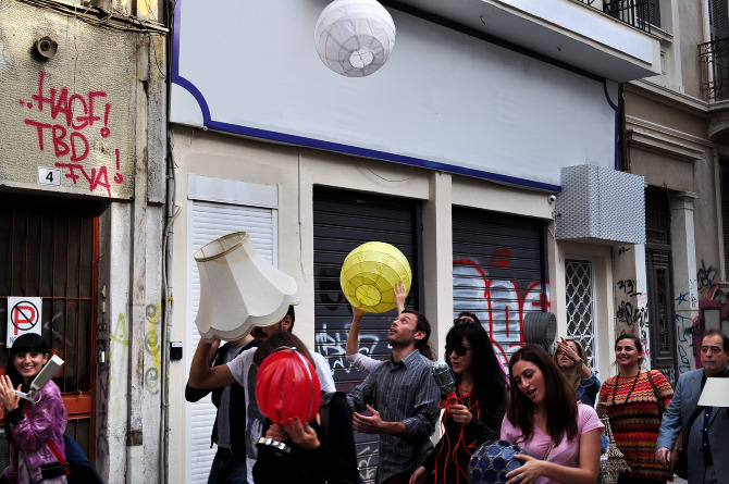 Παλιά φωτιστικά μεταμορφώνουν έναν δρόμο του κέντρου της Αθήνας