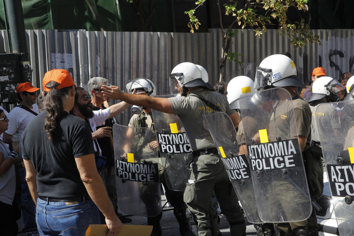 Τις συλλήψεις εργαζομένων στην Ελληνογερμανική Συνέλευση καταγγέλλει η ΑΔΕΔΥ