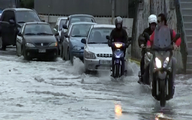 Σπασμένος αγωγός ταλαιπωρεί οδηγούς στον Πειραιά