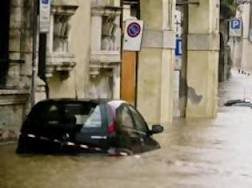 Ανεβαίνει συνεχώς ο αριθμός των θυμάτων από τις πλημμύρες στην Τοσκάνη