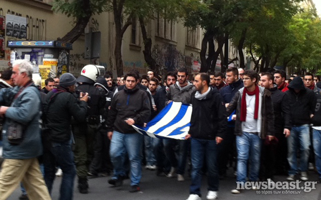 Ξεκίνησε η πορεία προς την αμερικανική πρεσβεία