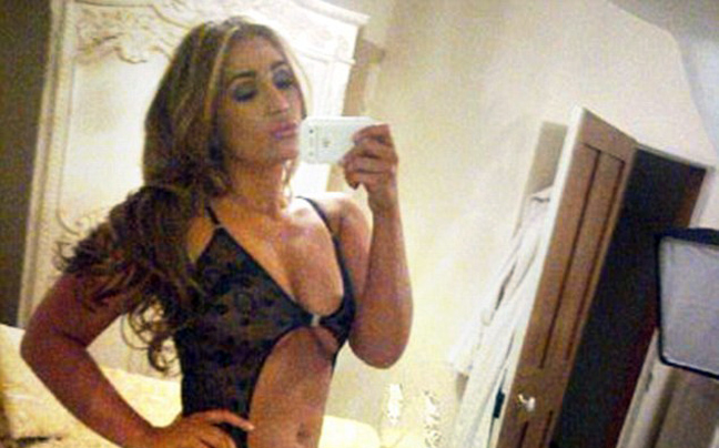 Η Lauren Goodger φωτογραφίζεται με τα εσώρουχα