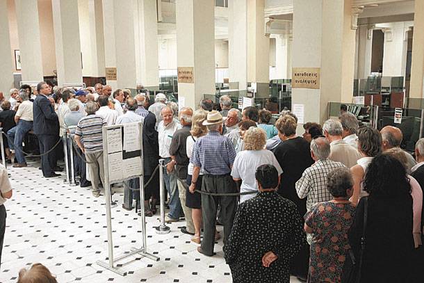 Ατελείωτες ουρές στις τράπεζες για τον ΕΝΦΙΑ