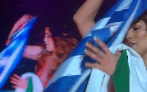 H Jennifer Lopez αγκαλιά με την ελληνική σημαία