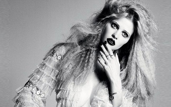 Η Lara Stone σε ασπρόμαυρο φόντο