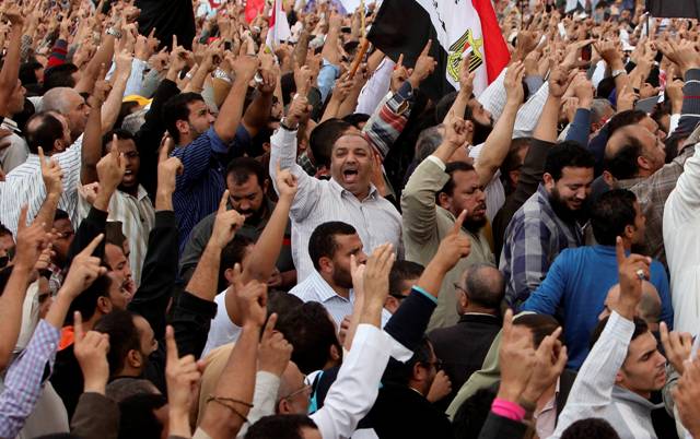 Διαδηλωτές πυρπόλησαν γραφεία του κόμματος του Μόρσι
