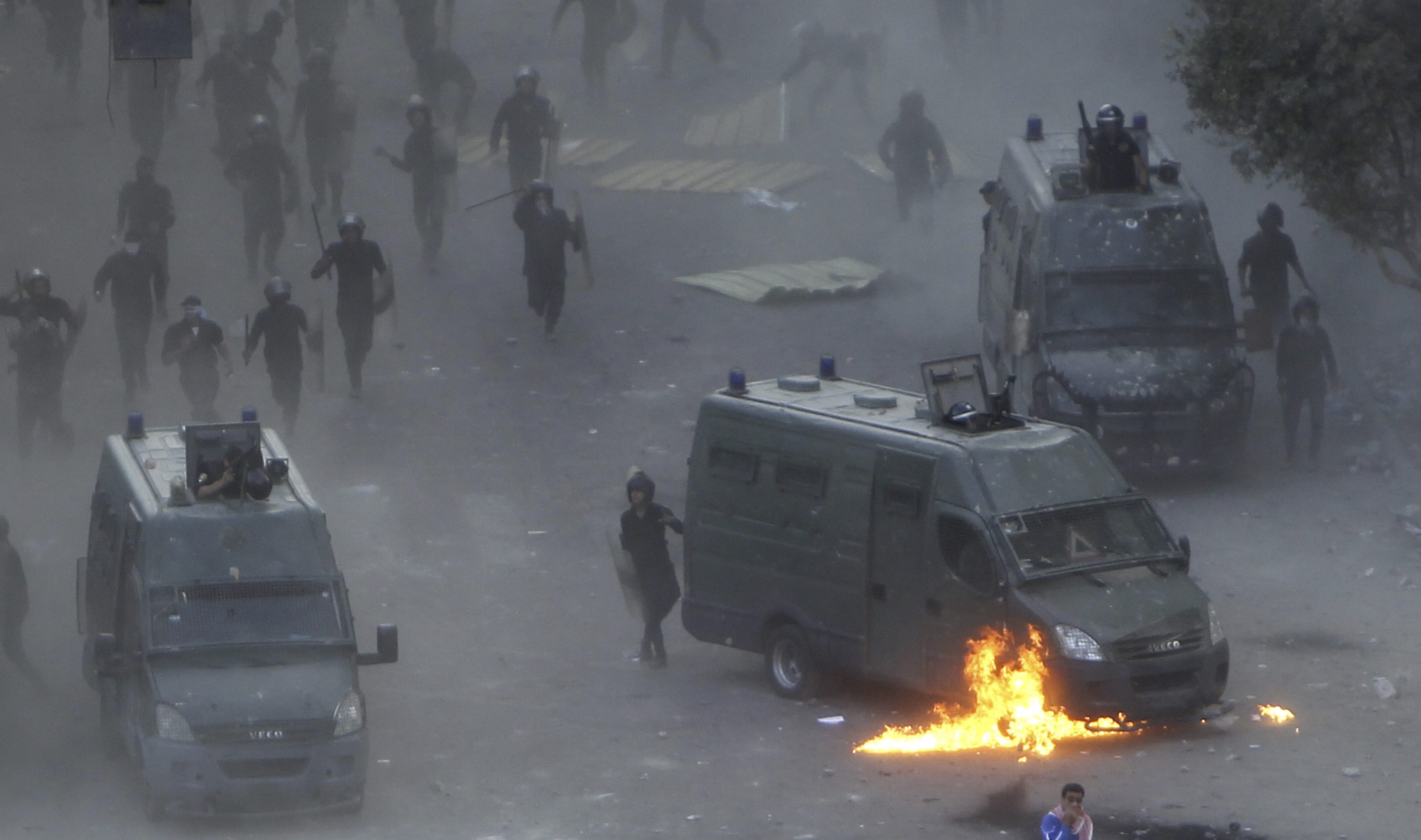 Δακρυγόνα εναντίον διαδηλωτών στην πλατεία Ταχρίρ
