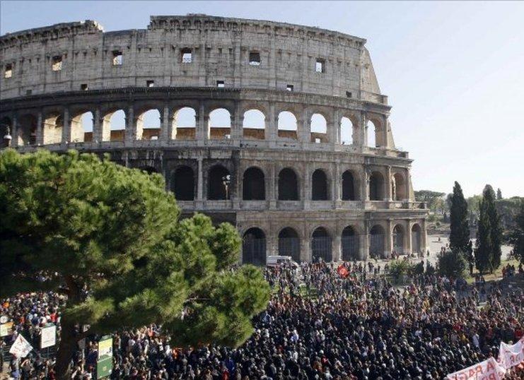 Χιλιάδες καθηγητές και φοιτητές διαδήλωσαν στη Ρώμη
