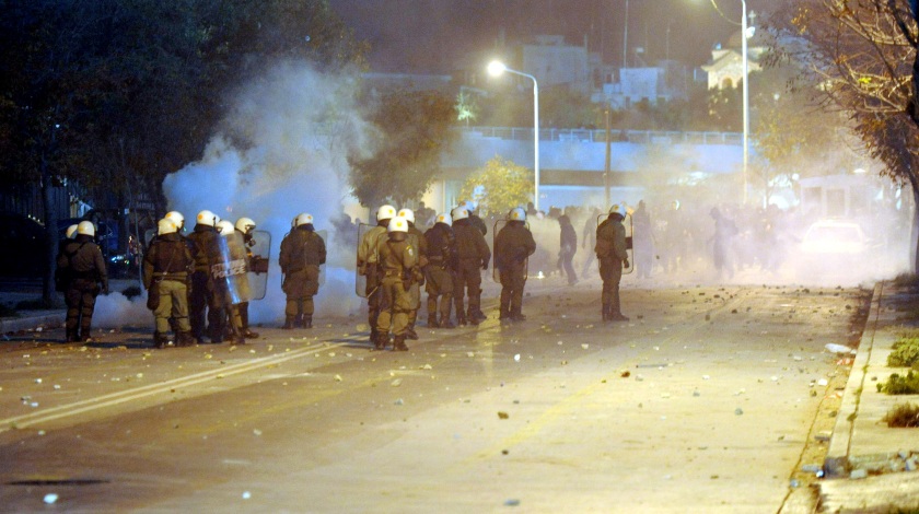 Εάν η τρόικα απαιτήσει νέες περικοπές, η Ελλάδα μπορεί να καταρρεύσει