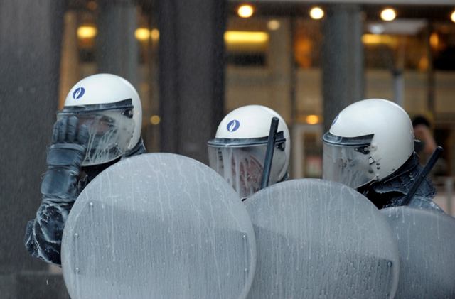 Έλουσαν τους αστυνομικούς με γάλα