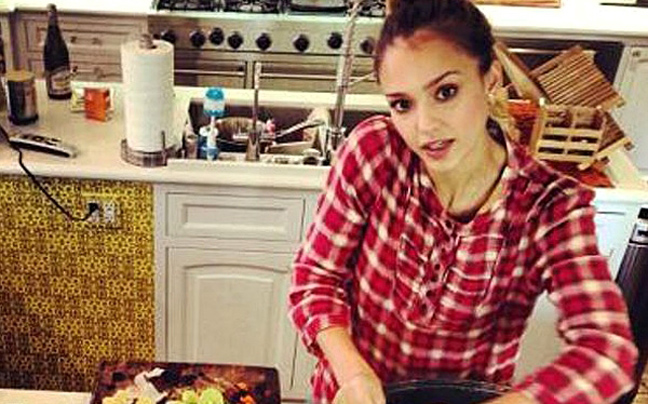 Η Jessica Alba στην κουζίνα