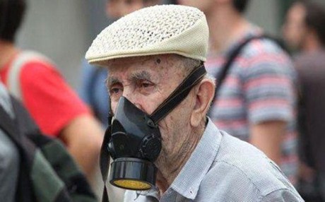 «Έφυγε» ο παππούς με τη μάσκα