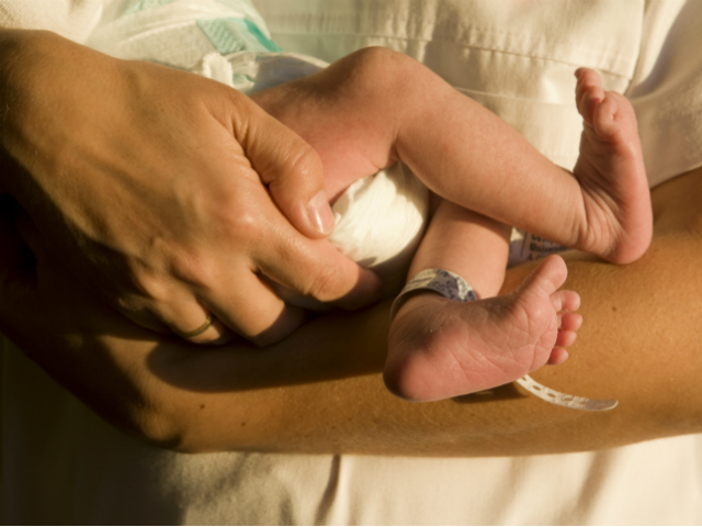 Νοσοκόμα υιοθέτησε μωρό που γέννησε και εγκατέλειψε η μητέρα του στο νοσοκομείο