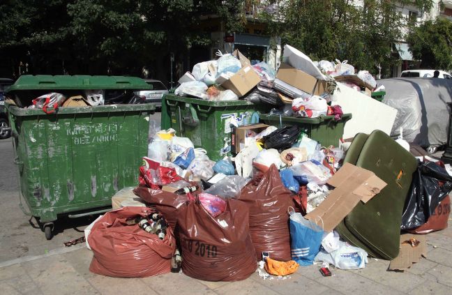 «Βουνό» τα σκουπίδια στο Θερμαϊκό
