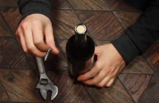Πώς να ανοίξετε το κρασί χωρίς τιρμπουσόν