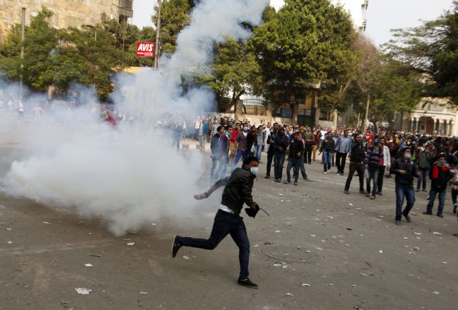 Δακρυγόνα κατά διαδηλωτών στην Αλεξάνδρεια