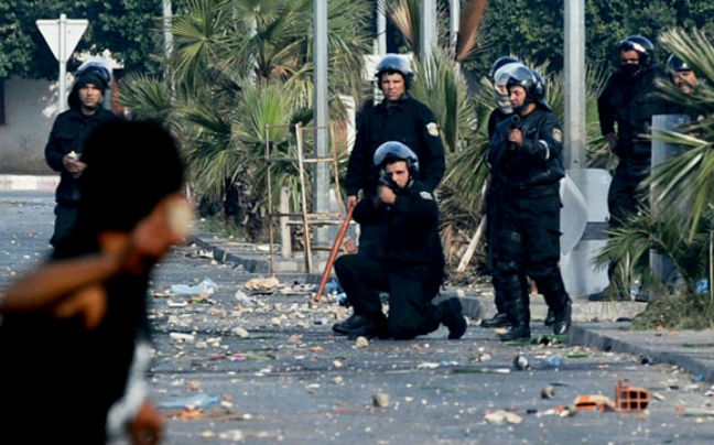 Νέες συγκρούσεις μεταξύ διαδηλωτών και αστυνομίας στην Τυνησία