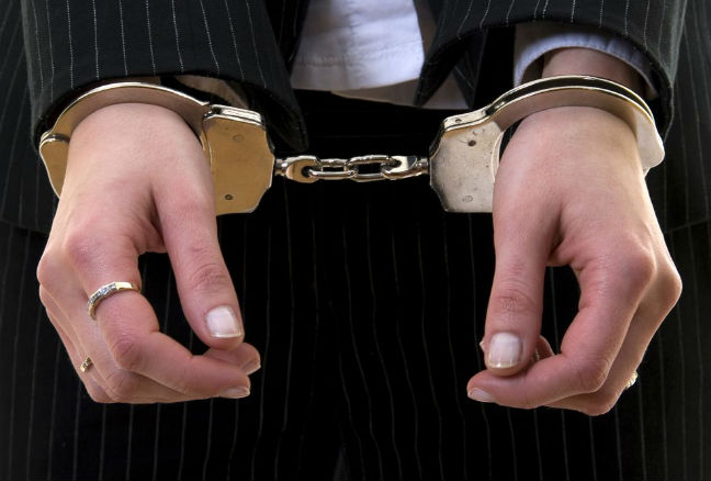 Σύλληψη 57χρονης στο Βραχάτι για οφειλές στο Δημόσιο