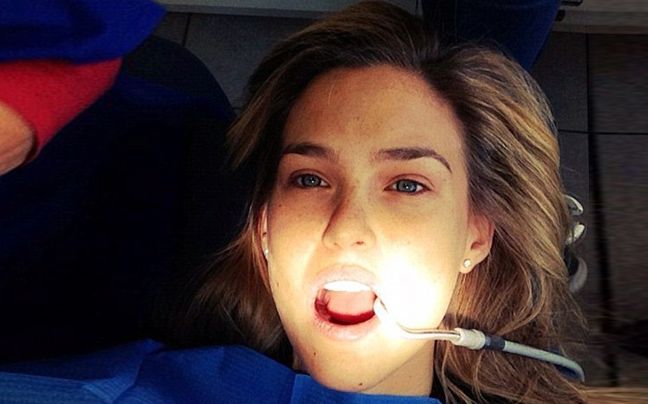 Η Bar Rafaeli στον οδοντίατρο