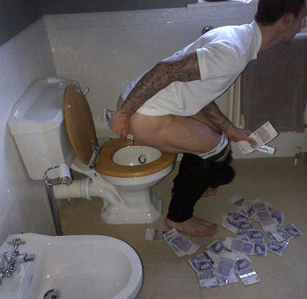 Ποδοσφαιριστής σκουπίζεται με χαρτονομίσματα!