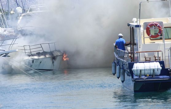 Φωτιά σε θαλαμηγό στην μαρίνα του Αγ. Κοσμά