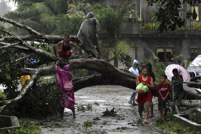 Φονικός τυφώνας σαρώνει τις Φιλιππίνες