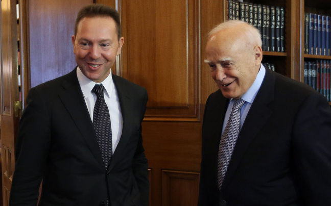 Στον Κάρολο Παπούλια ο Γιάννης Στουρνάρας