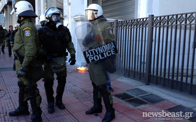 Μολότοφ σε υποκατάστημα τράπεζας στην Πανεπιστημίου