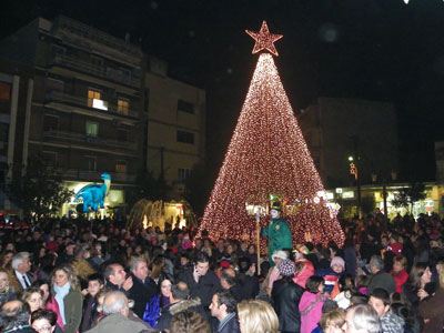 Φωταγωγήθηκε το Χριστουγεννιάτικο Δέντρο στον Λαγκαδά