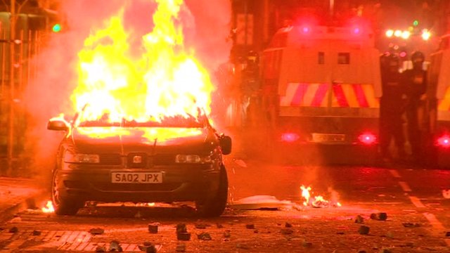 Συγκρούσεις αστυνομίας με διαδηλωτές στο Μπέλφαστ