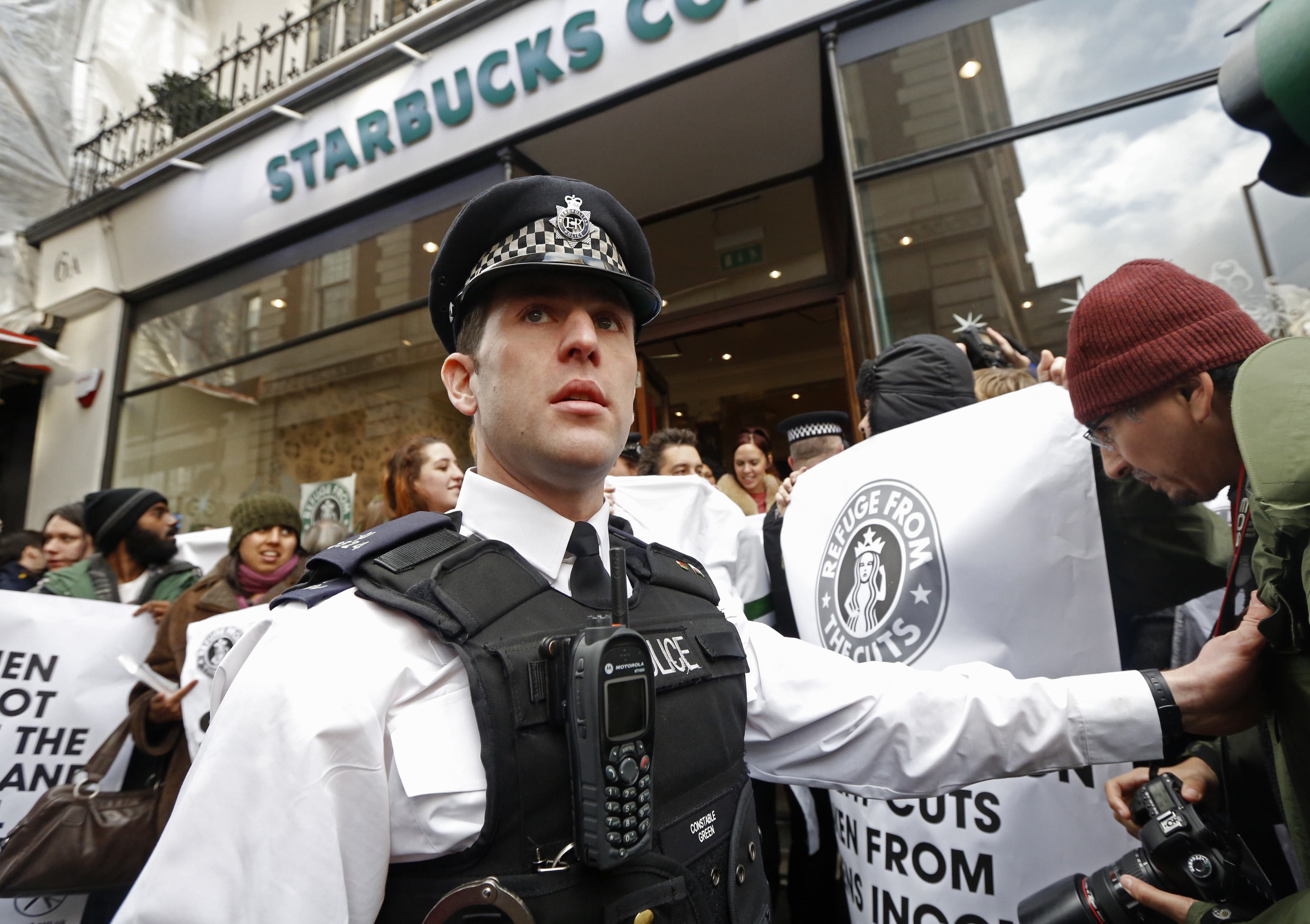 Βρετανοί διαδήλωσαν έξω από υποκαταστήματα αλυσίδας καφετεριών