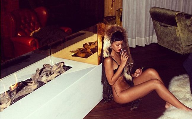 Η Rihanna γυμνή…