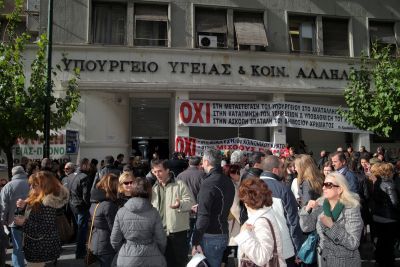 Στα άκρα η αντιπαράθεση φαρμακοποιών-Λυκουρέντζου