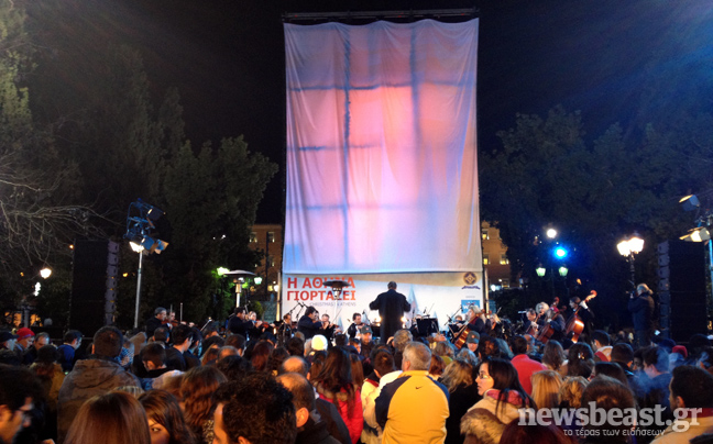 Όλα έτοιμα για να ανάψει το χριστουγεννιάτικο δέντρο στο Σύνταγμα