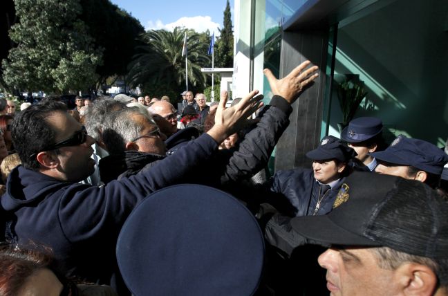 Πετροπόλεμος έξω από την κυπριακή Βουλή