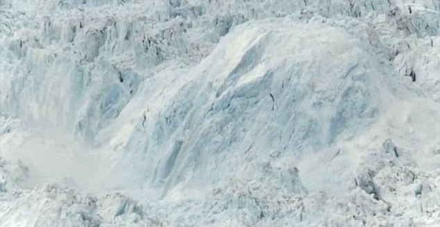 Η διάλυση του μεγαλύτερου παγόβουνου σε βίντεο