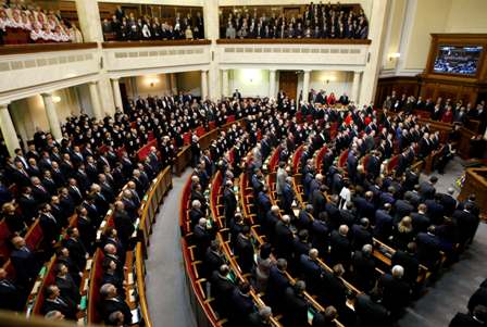 Ο Αζάροφ υπερασπίστηκε την απόφαση αναστολής της συμφωνίας σύνδεσης