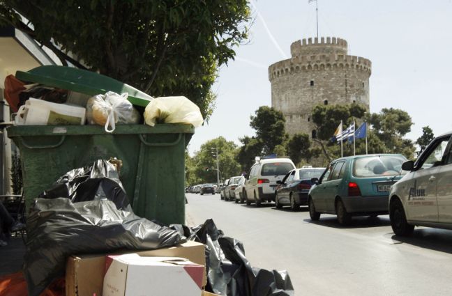 Εορταστική ατμόσφαιρα με… σκουπίδια