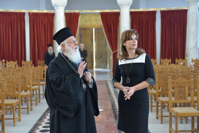 Ο Αρχιεπίσκοπος Αλβανίας μιλά στην Έλενα Κατρίτση