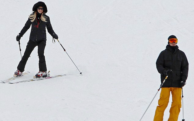 Η Paris Hilton κάνει σκι