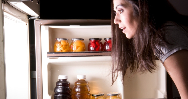 Τι ευθύνεται για τις νυχτερινές επισκέψεις στο ψυγείο