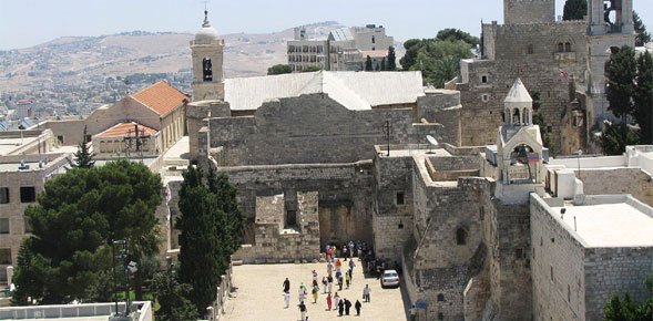 Χιλιάδες πιστοί συρρέουν στη Βηθλεέμ