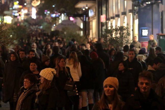 Μέχρι τις 23:00 ανοιχτά αύριο τα καταστήματα