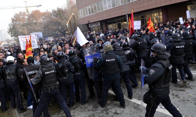 Επεισόδια μεταξύ Αλβανών διαδηλωτών και αστυνομίας στα Σκόπια