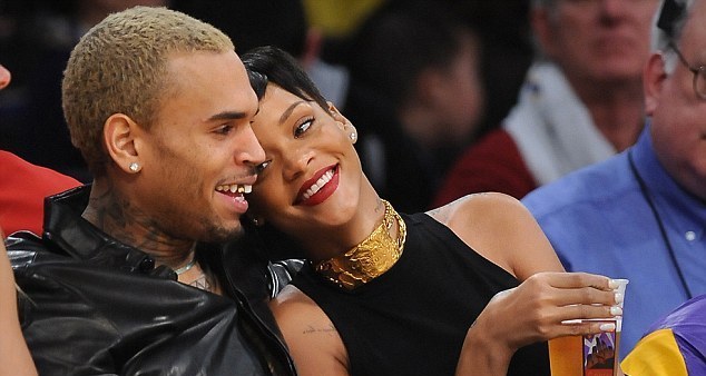 Μέσα στα μέλια η Rihanna με τον Chris Brown