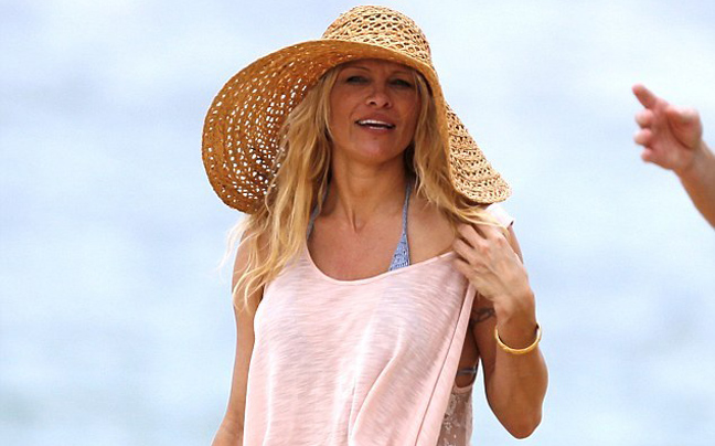 H Pamela Anderson και ο μυστηριώδης άντρας