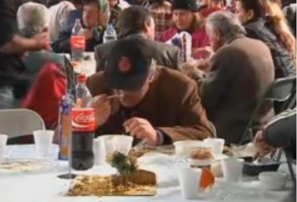 «Φτωχοί και άστεγοι της Αθήνας σχηματίζουν ουρές για ένα πιάτο φαΐ»
