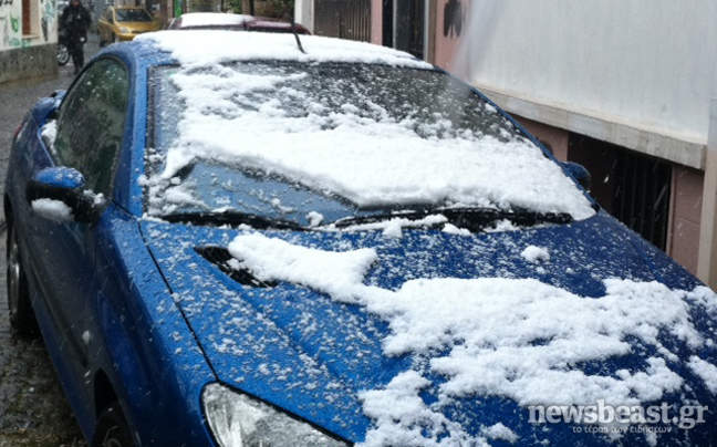 Χιόνι και τσουχτερό κρύο στα βόρεια προάστια