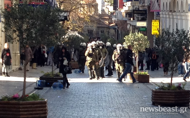 Χημικά και κρότου λάμψης στο υπ. Οικονομικών