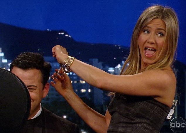 Η Jennifer Aniston τώρα και κομμώτρια